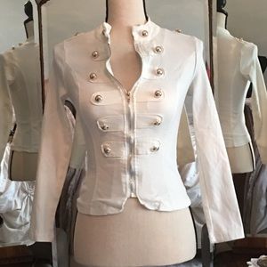 🛍 5/$20 Sassy white jacket w/ decorative buttons